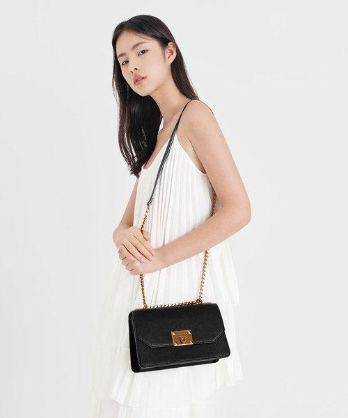  プッシュロック開封 クロスボディバッグ CHARLES & KEITH（チャールズ & キース）の「クラシックボクシー