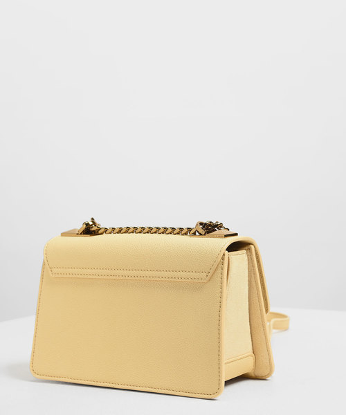 CHARLES & KEITH(チャールズ & キース)の「メタルプッシュロック クロスボディバッグ / Metal Push Lock Crossbody Bag2(ショルダーバッグ・レディース・ブラック/イエロー/クリアレッド・S)」の15枚目の写真
