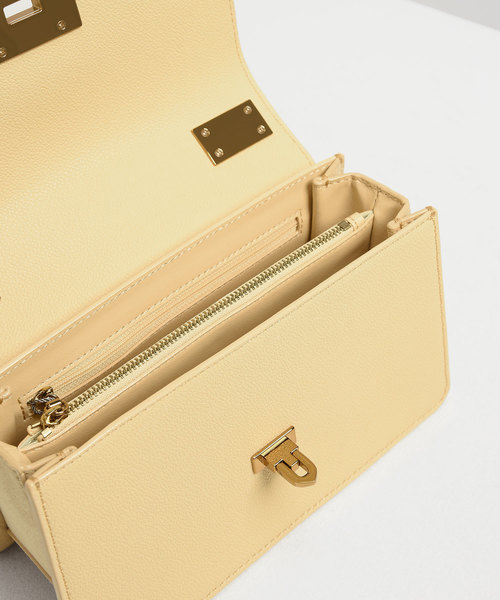 CHARLES & KEITH(チャールズ & キース)の「メタルプッシュロック クロスボディバッグ / Metal Push Lock Crossbody Bag2(ショルダーバッグ・レディース・ブラック/イエロー/クリアレッド・S)」の4枚目の写真