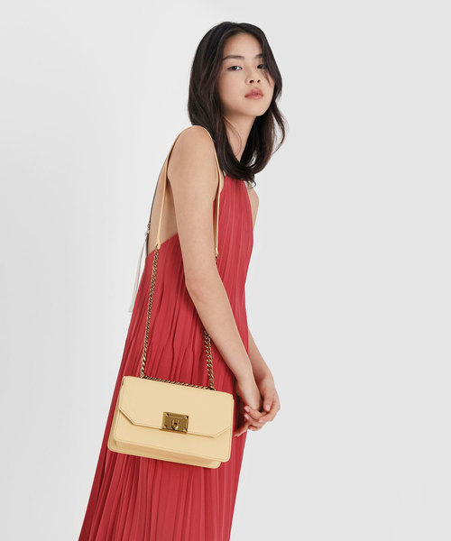 CHARLES & KEITH(チャールズ & キース)の「メタルプッシュロック クロスボディバッグ / Metal Push Lock Crossbody Bag2(ショルダーバッグ・レディース・ブラック/イエロー/クリアレッド・S)」の9枚目の写真