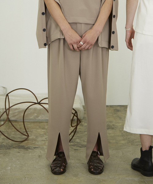 JUHA(ユハ)の「FRONT SLIT TAPERED PANTS(パンツ)」|ベージュ