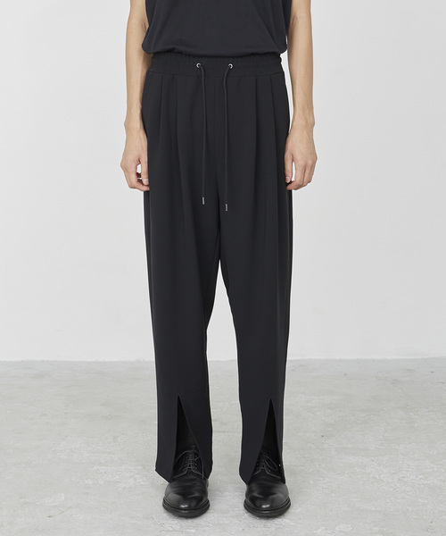 JUHA(ユハ)の「FRONT SLIT TAPERED PANTS(パンツ)」|ブラック