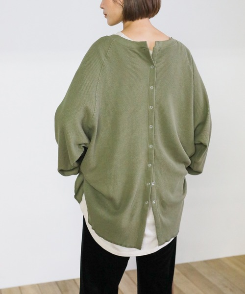 select MOCA(セレクトモカ)の「バックデザインワッフルラウンドトップス(Tシャツ/カットソー・レディース・オリーブ/ライトベージュ/チャコール・FREE)」の3枚目の写真