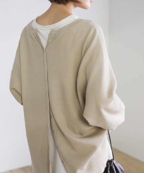 select MOCA(セレクトモカ)の「バックデザインワッフルラウンドトップス(Tシャツ/カットソー・レディース・オリーブ/ライトベージュ/チャコール・FREE)」の2枚目の写真