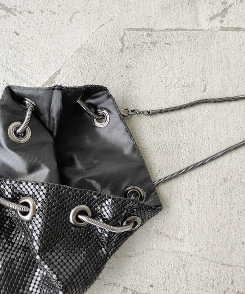 VACANCY（ヴァカンシー）の「スネークチェーンメタルバッグ（ショルダーバッグ・レディース・ブラック/シルバー・FREE）」の3枚目の写真