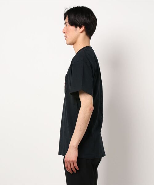 KNOW WAVE（ノウ ウェイブ）の「【KNOW WAVE / ノウ ウェーブ】SERIF POCKET TEE/ワンポイントロゴプリントポケットTシャツ（Tシャツ/カットソー・メンズ・ブラック/ホワイト・MEDIUM/LARGE）」の4枚目の写真