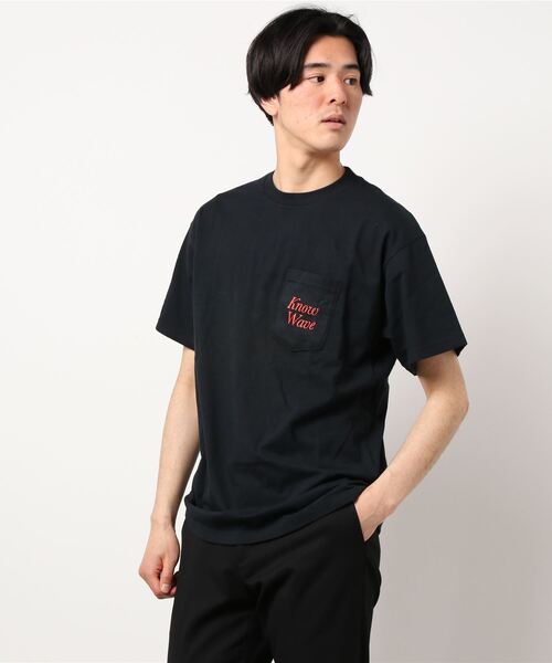 KNOW WAVE（ノウ ウェイブ）の「【KNOW WAVE / ノウ ウェーブ】SERIF POCKET TEE/ワンポイントロゴプリントポケットTシャツ（Tシャツ/カットソー・メンズ・ブラック/ホワイト・MEDIUM/LARGE）」の11枚目の写真