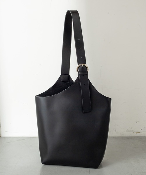 loti(ロティ)の「WEB限定 loti ワンハンドル ベルトトートバッグ(トートバッグ・レディース・ブラック/ベージュ・FREE)」の5枚目の写真