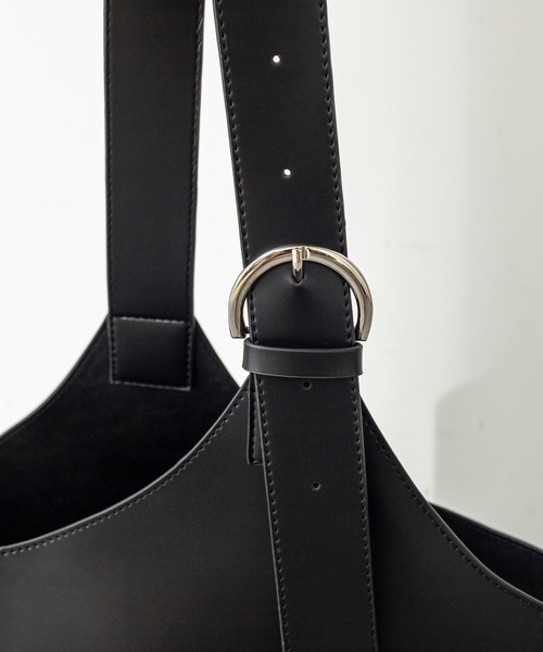 loti(ロティ)の「WEB限定 loti ワンハンドル ベルトトートバッグ(トートバッグ・レディース・ブラック/ベージュ・FREE)」の12枚目の写真