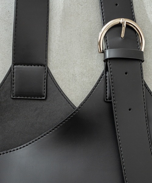 loti(ロティ)の「WEB限定 loti ワンハンドル ベルトトートバッグ(トートバッグ・レディース・ブラック/ベージュ・FREE)」の14枚目の写真