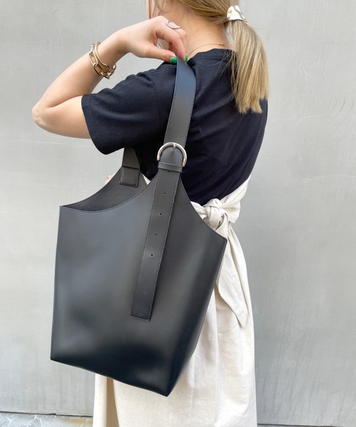 loti(ロティ)の「WEB限定 loti ワンハンドル ベルトトートバッグ(トートバッグ・レディース・ブラック/ベージュ・FREE)」の17枚目の写真