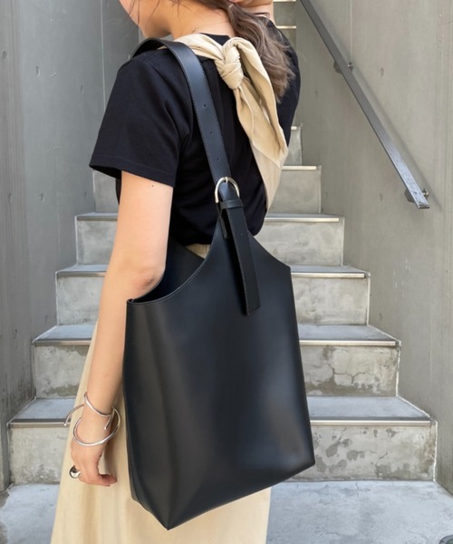 loti(ロティ)の「WEB限定 loti ワンハンドル ベルトトートバッグ(トートバッグ・レディース・ブラック/ベージュ・FREE)」の21枚目の写真