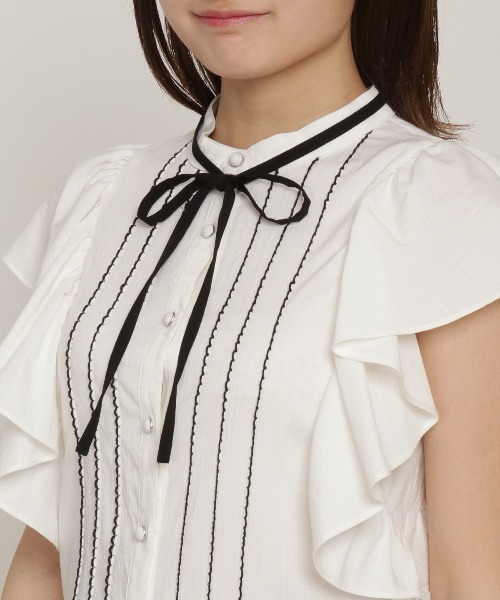 REDYAZEL（レディアゼル）の「袖フレアリボンタイブラウス（シャツ/ブラウス・レディース・オフホワイト/パープル/ネイビー・SMALL/MEDIUM）」の4枚目の写真