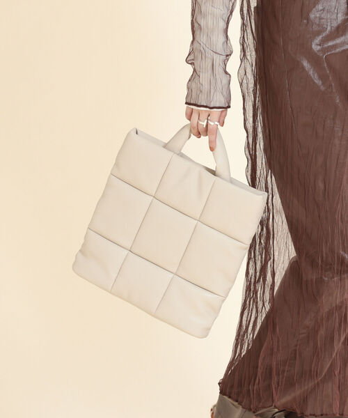 Ray BEAMS(レイビームス)の「MOHI × Ray BEAMS / 別注 キルティング バッグ(トートバッグ・レディース・ブラック/ベージュ・ONE SIZE)」の5枚目の写真