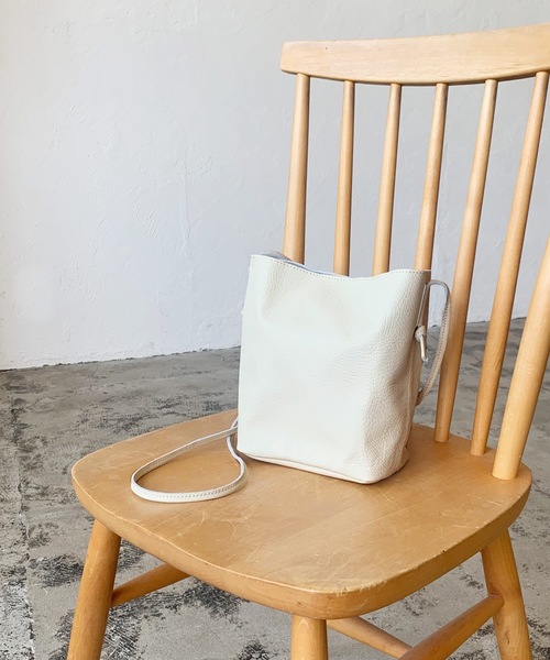 LIAN（リアン）の「【Made in Japan】ソフトレザーミニマルショルダーバッグ（ショルダーバッグ・レディース・オフホワイト/ブラック/ベージュ/グレイッシュベージュ・FREE）」の2枚目の写真