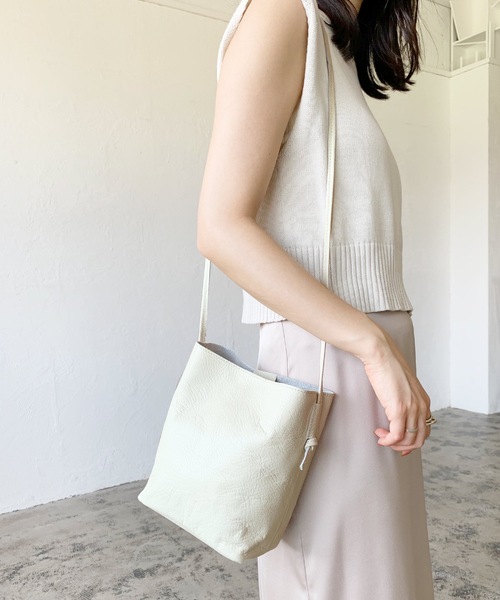 LIAN（リアン）の「【Made in Japan】ソフトレザーミニマルショルダーバッグ（ショルダーバッグ・レディース・オフホワイト/ブラック/ベージュ/グレイッシュベージュ・FREE）」の5枚目の写真