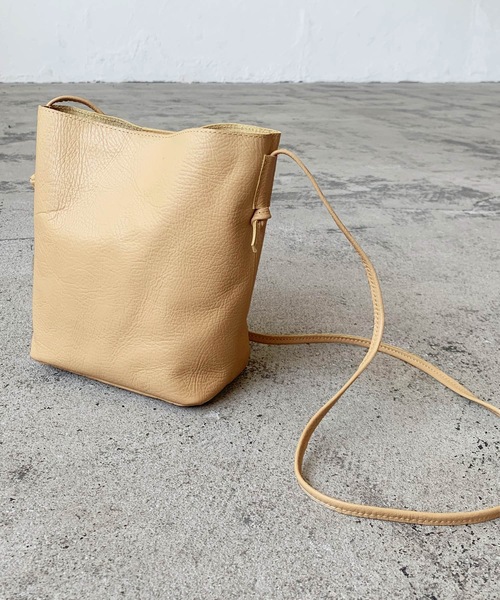 LIAN（リアン）の「【Made in Japan】ソフトレザーミニマルショルダーバッグ（ショルダーバッグ・レディース・オフホワイト/ブラック/ベージュ/グレイッシュベージュ・FREE）」の13枚目の写真