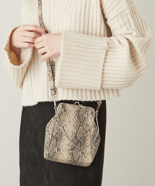 Chico（チコ）の「【新色追加】がま口ミニショルダーバック（ショルダーバッグ・レディース・アイボリー/ブラック/パイソン/ブラウン/ブラック系その他・FREE）」の2枚目の写真