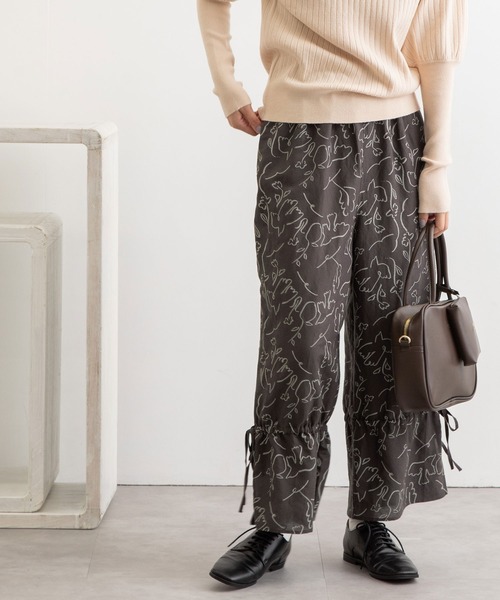 POU DOU DOU（プードゥドゥ）の「線画プリント裾ドロストパンツ（その他パンツ・レディース・ダークグレー/キナリ・3）」の2枚目の写真