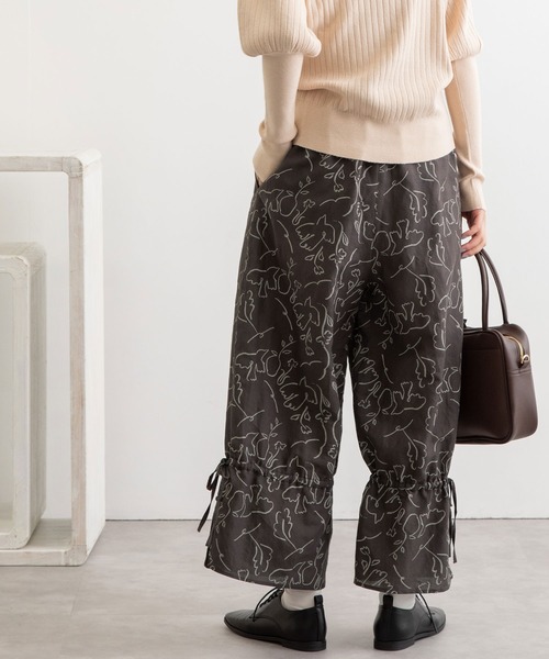 POU DOU DOU（プードゥドゥ）の「線画プリント裾ドロストパンツ（その他パンツ・レディース・ダークグレー/キナリ・3）」の4枚目の写真