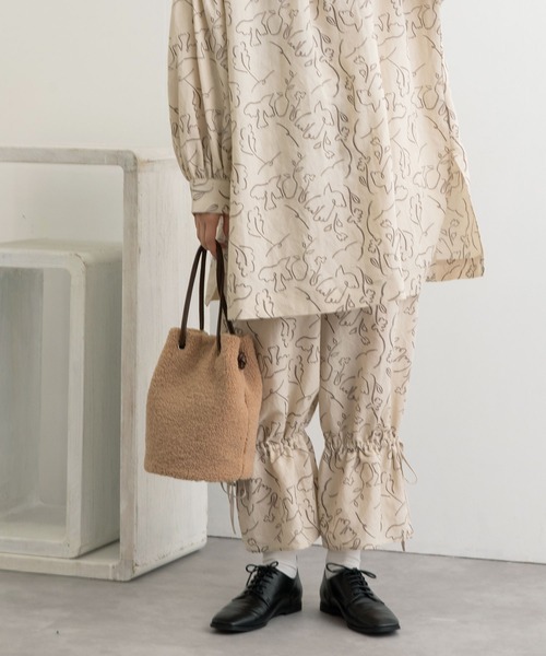 POU DOU DOU（プードゥドゥ）の「線画プリント裾ドロストパンツ（その他パンツ・レディース・ダークグレー/キナリ・3）」の13枚目の写真