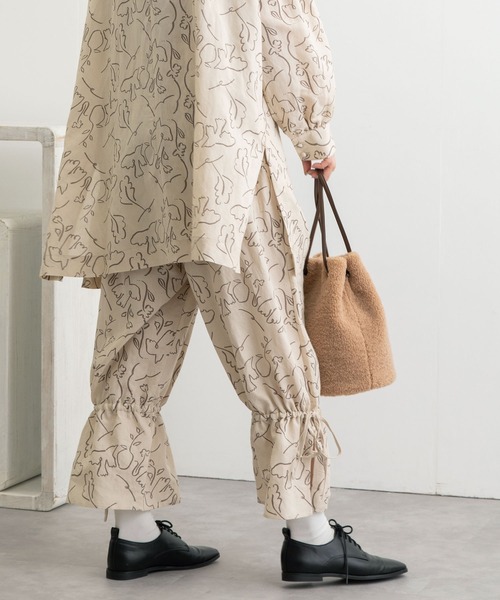 POU DOU DOU（プードゥドゥ）の「線画プリント裾ドロストパンツ（その他パンツ・レディース・ダークグレー/キナリ・3）」の14枚目の写真