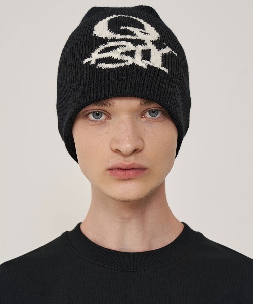 OY(オーワイ)の「『OY/オーワイ』OVERLAP LOGO BEANIE/オーバーラップ ロゴ ビーニー ニットキャップ(ニットキャップ/ビーニー・メンズ・ブラック/グレー・FREE)」の2枚目の写真