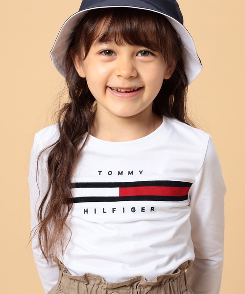 TOMMY HILFIGER(トミーヒルフィガー)の「【90~170㎝展開】ロゴロングスリーブTシャツ(Tシャツ/カットソー・キッズ・レッド/グリーン/ホワイト/ネイビー/マルチ/ネイビー系2/ブルー/ホワイト系2/オフホワイト/レッド系その他/ホワイト系3/グレー・90cm/110cm/100cm/120cm/130cm/140cm/150cm/160cm/170cm/80cm/70cm)」の16枚目の写真