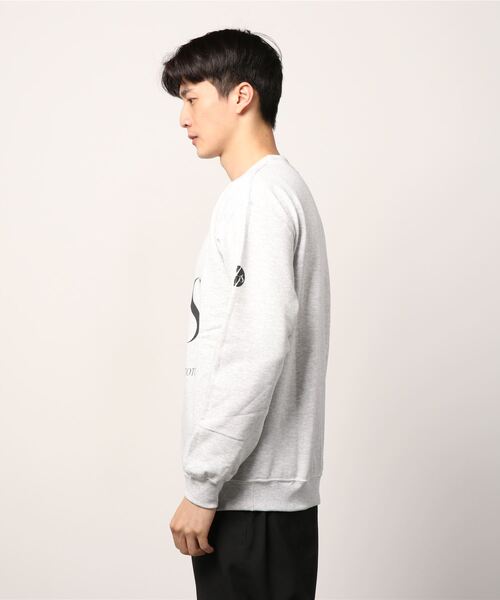 VALLIS by FACTOTUM(ヴァリスバイファクトタム)の「【VALLIS by FACTOTUM】別注レタードスウェットトレーナー(スウェット・メンズ・ライトグレー・SMALL)」の2枚目の写真