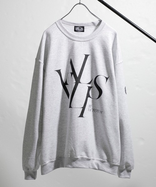 VALLIS by FACTOTUM(ヴァリスバイファクトタム)の「【VALLIS by FACTOTUM】別注レタードスウェットトレーナー(スウェット・メンズ・ライトグレー・SMALL)」の1枚目の写真
