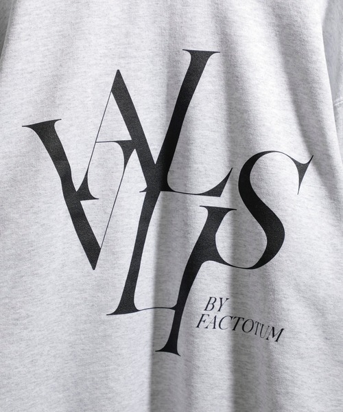 VALLIS by FACTOTUM(ヴァリスバイファクトタム)の「【VALLIS by FACTOTUM】別注レタードスウェットトレーナー(スウェット・メンズ・ライトグレー・SMALL)」の6枚目の写真
