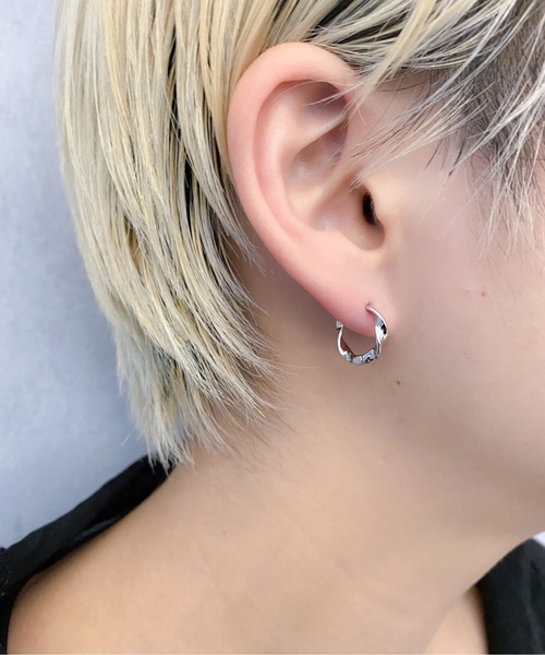 yu-ka（ユーカ）の「YU-KA : ツイストピアス（ピアス（両耳用）・レディース・シルバー/ゴールド・ONE SIZE）」の2枚目の写真