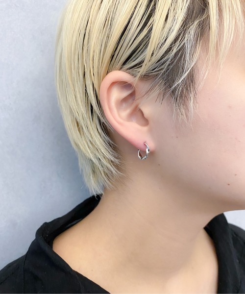 yu-ka（ユーカ）の「YU-KA : ツイストピアス（ピアス（両耳用）・レディース・シルバー/ゴールド・ONE SIZE）」の3枚目の写真
