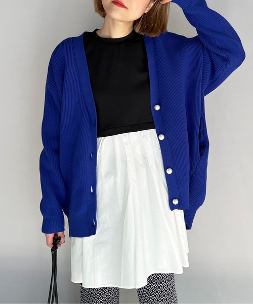 PICCIN（ピッチン）の「パール釦ビッグカーディガン（カーディガン/ボレロ・レディース・オフホワイト/ブラック/カーキ/ブルー/ベビーピンク・M）」の4枚目の写真