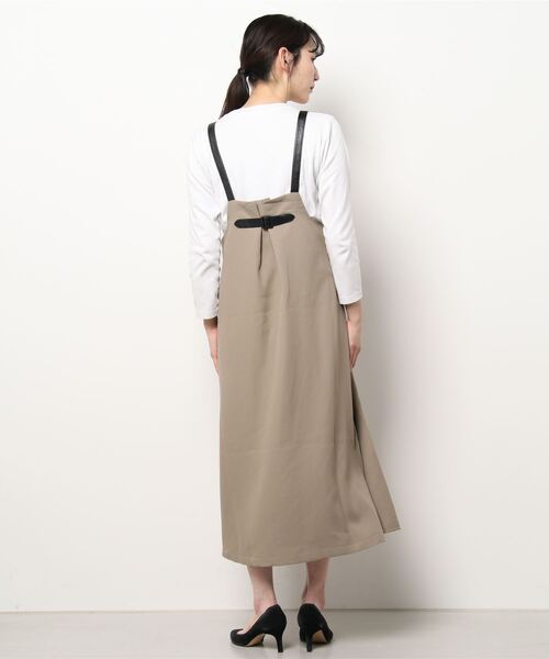 prose verse(プロズヴェール)の「合皮サスバックタックジャンスカ(ジャンパースカート・レディース・モカ/ブラック・MEDIUM)」の4枚目の写真