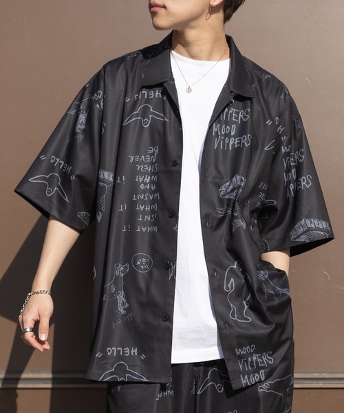 （What it isNt）ART BY MARKGONZALES（ワットイットイズント）の「【(What it isNt) ART BY MARK GONZALES/ワットイズイズント マークゴンザレス】総柄プリントオープンカラーシャツ/開襟シャツ/ビッグシルエット ＜セットアップ可能＞（シャツ/ブラウス・メンズ・ホワイト/ブラック系その他/ブラック/グレー・L/M/XL）」の3枚目の写真