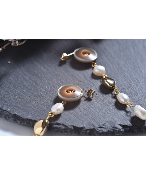 tone(トーン)の「【Astyle】アンティークボタン×パールピアス(MA)(ピアス(両耳用)・レディース・ゴールド・FREE)」の2枚目の写真
