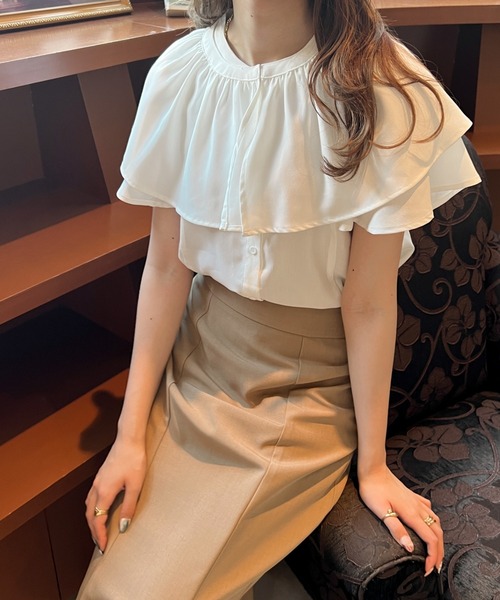 Ambre Ciel(アンブルシエル)の「ケープカラーラッフルブラウス/【WEB/EC限定商品】(シャツ/ブラウス・レディース・ブラック/オフホワイト・FREE)」の2枚目の写真