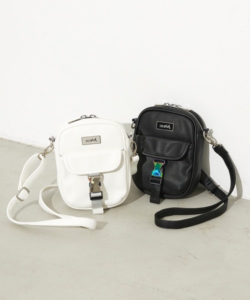 X-girl(エックスガール)の「FAUX LEATHER FLAP SHOULDER BAG(ショルダーバッグ・レディース・ブラック/ホワイト・ONE SIZE)」の3枚目の写真