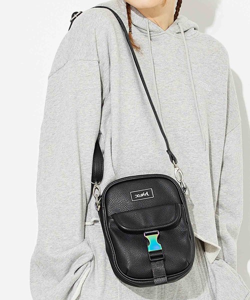 X-girl(エックスガール)の「FAUX LEATHER FLAP SHOULDER BAG(ショルダーバッグ・レディース・ブラック/ホワイト・ONE SIZE)」の4枚目の写真