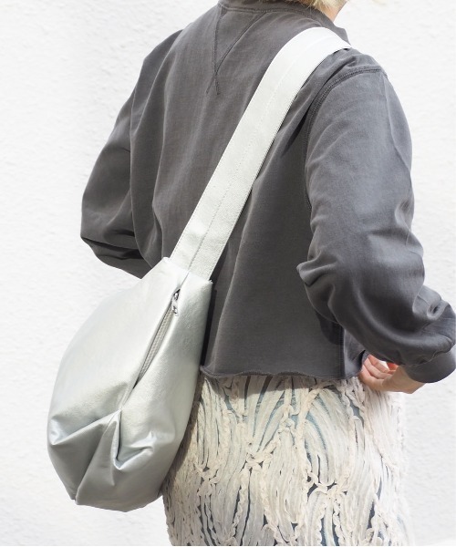 Legato Largo（レガートラルゴ）の「フェイクレザーワンショルダーバッグ（ショルダーバッグ・レディース・ブラック/アイボリー/グレイッシュベージュ/シルバー・FREE）」の20枚目の写真