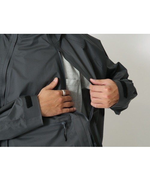 Snow Peak（スノーピーク）の「2.5L Rain Poncho（ポンチョ・メンズ・グレー/ブラック・1/2）」の16枚目の写真