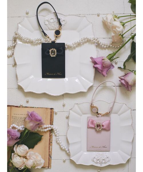 Maison de FLEUR（メゾンドフルール）の「リール付きビジューリボンパスケース（財布・レディース・ブラック/ライトピンク/ピンク・FREE）」の5枚目の写真