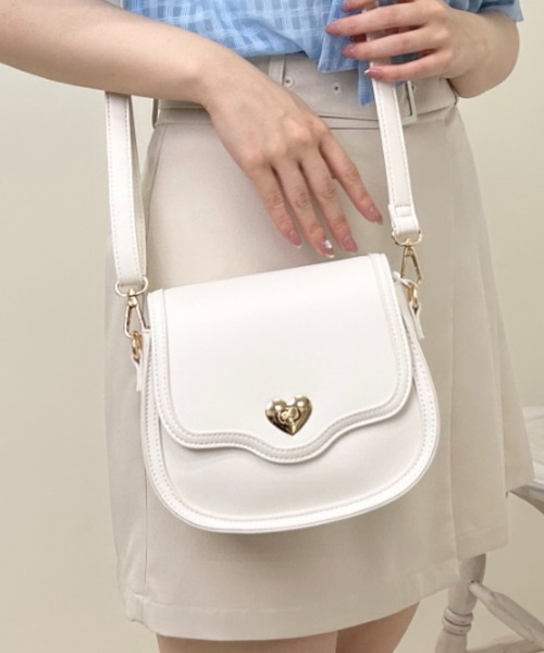 INGNI（イング）の「ハート金具ショルダーバッグ（ショルダーバッグ・レディース・オフホワイト/ブラック/ピンク・ONE SIZE）」の4枚目の写真