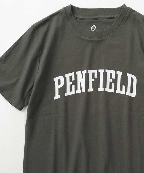 PEN FIELD(ペンフィールド)の「【PENFIELD/ペンフィールド】ブランドネーム アーチロゴ デザインTシャツ/半袖Tシャツ(Tシャツ/カットソー・メンズ・チャコールグレー/ライトブラウン/エメラルド・M/XL/L)」の1枚目の写真