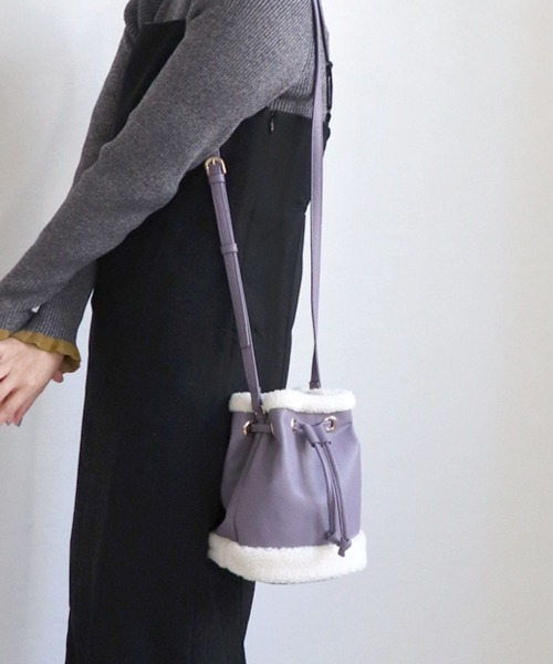 T・S・L（ティーエスエル）の「ムートン風巾着ショルダーバッグ（ショルダーバッグ・レディース・イエロー/パープル/ブラック/グレイッシュベージュ・FREE）」の4枚目の写真