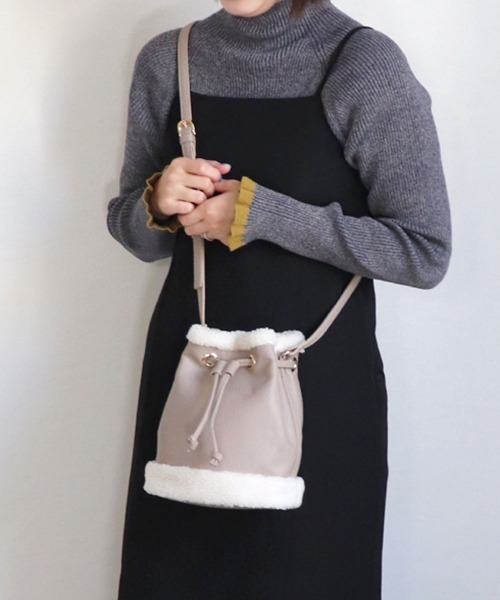 T・S・L（ティーエスエル）の「ムートン風巾着ショルダーバッグ（ショルダーバッグ・レディース・イエロー/パープル/ブラック/グレイッシュベージュ・FREE）」の3枚目の写真