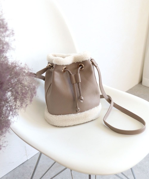 T・S・L（ティーエスエル）の「ムートン風巾着ショルダーバッグ（ショルダーバッグ・レディース・イエロー/パープル/ブラック/グレイッシュベージュ・FREE）」の11枚目の写真