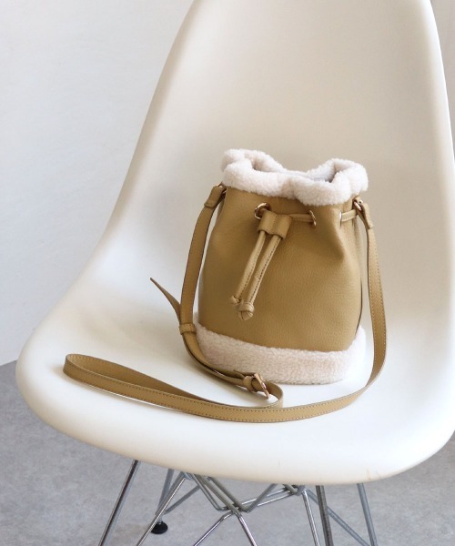 T・S・L（ティーエスエル）の「ムートン風巾着ショルダーバッグ（ショルダーバッグ・レディース・イエロー/パープル/ブラック/グレイッシュベージュ・FREE）」の8枚目の写真