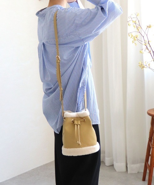 T・S・L（ティーエスエル）の「ムートン風巾着ショルダーバッグ（ショルダーバッグ・レディース・イエロー/パープル/ブラック/グレイッシュベージュ・FREE）」の5枚目の写真